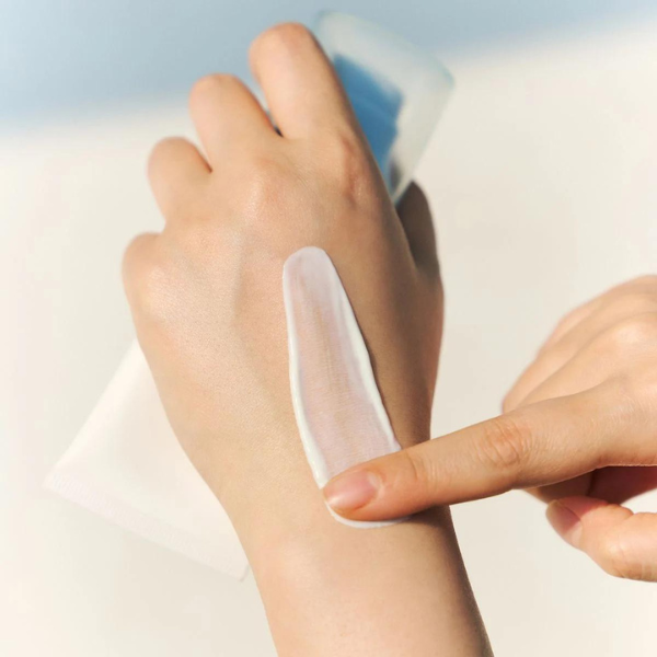 Kem Chống Nắng Phổ Rộng Dưỡng Ẩm SKIN1004 Madagascar Centella Hyalu-Cica Water-Fit Sun Serum SPF50+ PA++++ 50ml