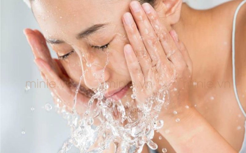 Làm sạch da mặt