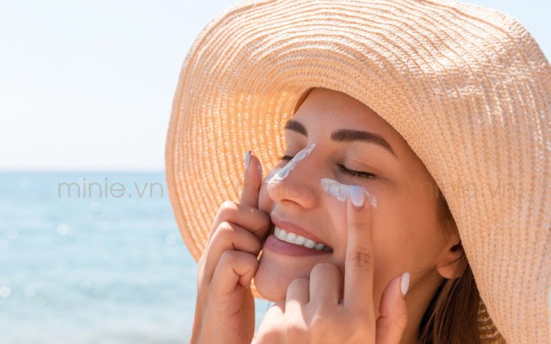 Thoa kem chống nắng hằng ngày – “lớp áo giáp” bảo vệ da